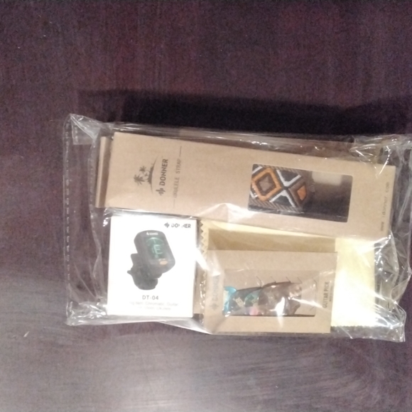 Donner DUS-100 21 in Ukulele & Tuner - Picture 2 of 3